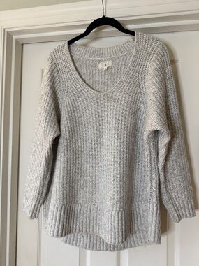 Lou & Grey Light Gray Ribbed V-Neck Sweater